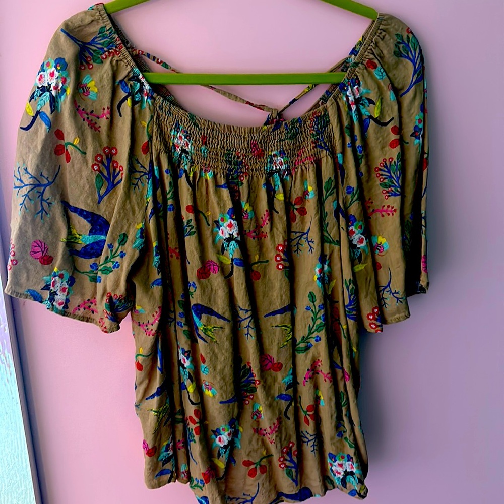 Beautiful fall, light weight blouse.. ties in the back
